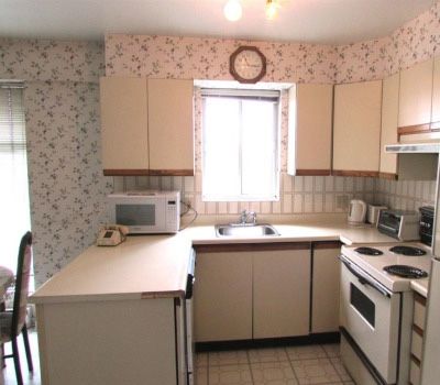 90s Kitchen, Pretty Apartments, 80s House, 80s Interior, Liminal Space, Retro Interior, Redecorate Bedroom, Vintage Interiors, Cottage Kitchen