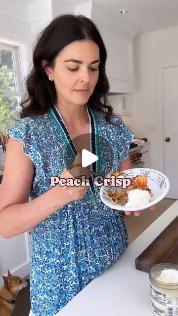 Katie Lee Biegel on Instagram: "Peach Crisp 🍑 Very few summer desserts that can beat a crisp…this recipe can be used with pretty much any kind of fruit 🍎🫐🍑   Crisp: 1/2 cup all-purpose flour  1/4 cup light brown sugar Pinch cinnamon Pinch salt 1/2 cup cold unsalted butter in cubes    Fruit:  3 cups sliced peaches 2 teaspoons cornstarch  Granulated sugar, depending on ripeness, (I used about 2 tablespoons)    Preheat the oven to 400ºF.   For the crisp: Mix together the flour, brown sugar, cinnamon, and salt in a bowl. Using a pastry blender or two knives or a food processor, cut in the butter. Stir in the oats.   For the fruit: Toss the fruit with the cornstarch, granulated sugar (as needed).   Transfer the fruit mixture to a baking dish and top with the crisp mixture. Bake until the mi Cinnamon Oats, Sliced Peaches, Peach Crisp, Fruit Crisp, Kinds Of Fruits, Pickled Veggies, No Bake Bars, Peach Recipe, Fruit Dessert