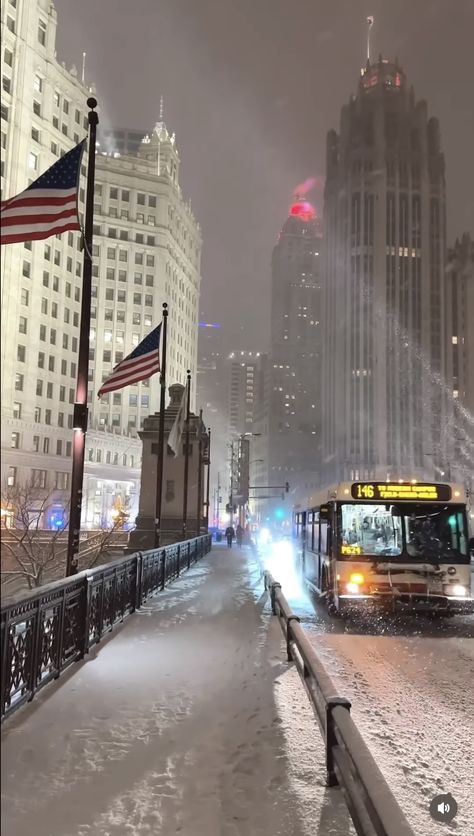 Winter In Chicago, Chicago Snow, Travel Chicago, Chicago Christmas, Chicago Downtown, Chicago Aesthetic, Chicago At Night, Chicago Winter, Chicago Street