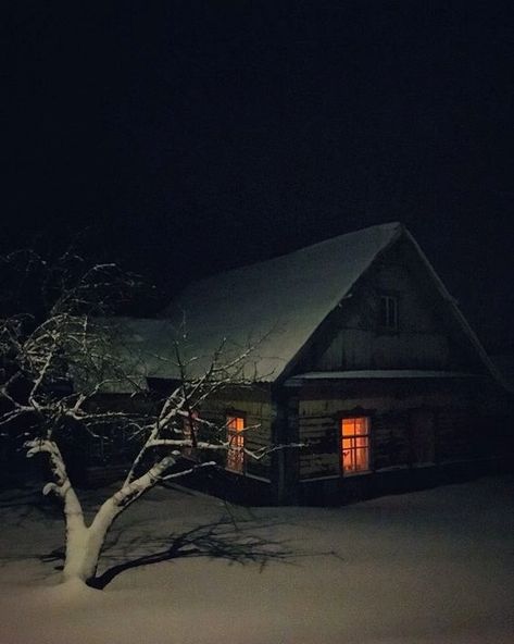 Scary Cabin Aesthetic, Snowed In Cabin, Cabin In The Woods Aesthetic Dark, Snowy Cabin Aesthetic, Cottage At Night, Cabin In The Woods Aesthetic, Creepy Cabin, Winter Cabin Aesthetic, Vila Medieval