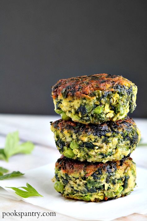 green vegetable cakes stacked on paper with herbs Green Vegetables Recipes, Broccoli Cakes, Vegetable Cakes, Vegetable Patties, Green Vegetable Recipes, Veggie Patty, Zucchini Broccoli, Veg Burger, Pantry Recipe