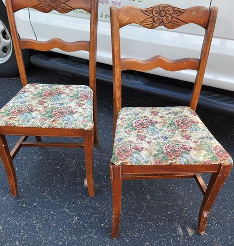 Reupholster Kitchen Chairs, Refinish Chairs With Cushion, Old Wood Chair Makeover, Wooden Chair Makeover Ideas, Upcycle Dining Room Chairs, Antique Dining Chairs Reupholstered, Thrift Store Chair Makeover, Recover Dining Chair Seats, Refabricing Chairs