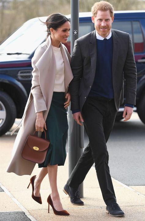 Meghan Markle's £185 Bloomsbury bag is by designer Charlotte Elizabeth. Click to see and shop her bag! Meghan Markle Trousers, Meghan Markle Pre Royal Style, Meghan Markle Maternity Style, Meghan Markle Coats & Jackets, Megan Markle Pregnancy Style, Meghan Markel, Megan Markel, Estilo Meghan Markle, Prince Harry Et Meghan