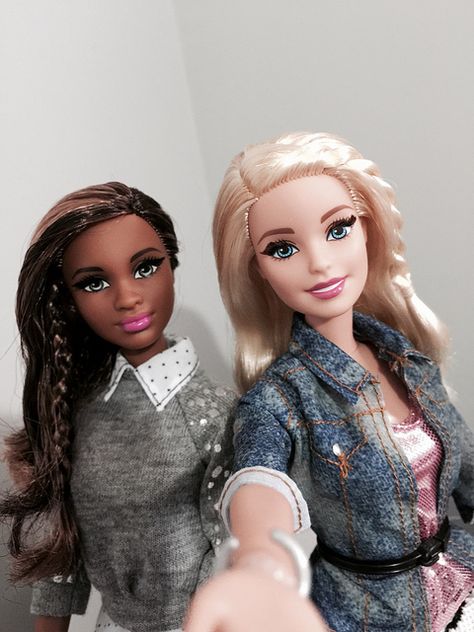 Barbie #selfie | I love this line!!! Love her outfit and new… | Flickr Barbie Selfie, Celebrity Barbie, Lisa Ho, Paparazzi Pics, Barbie Photography, Barbie Playsets, Barbie Top, Hand Painted Denim Jacket, Line Love