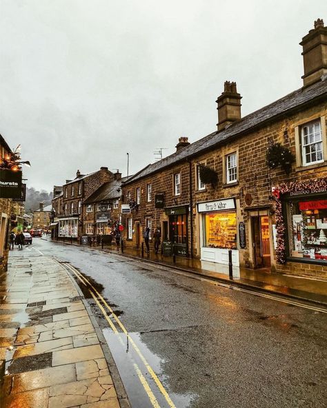 Peak District Buildings | Bakewell • 📸 @a.calm.walk • . . . . #christmascheer #christmasisnear #bakewell #derbyshire #bakewellpudding #englishcountryside… | Instagram Bakewell Derbyshire, Peak District, English Countryside, Pretty Places, Life Goals, Great Places, Edinburgh, Beautiful Places, England