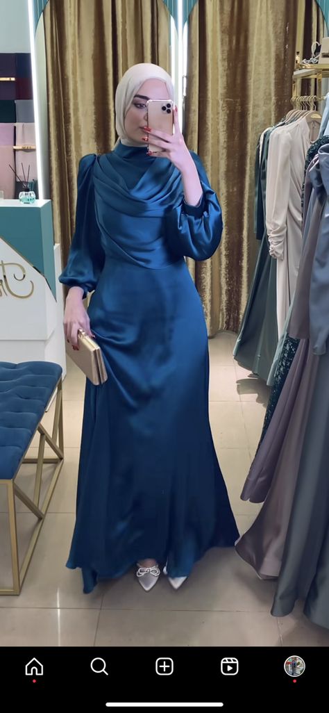 Dark Blue Dress Hijab, Royal Blue Dress Hijab, Satin Soiree Dress, Silk Dress Hijab, Convocation Ideas, Graduation Dress Hijab, Dancer Kpop, Graduation Dress University, Graduation Fits