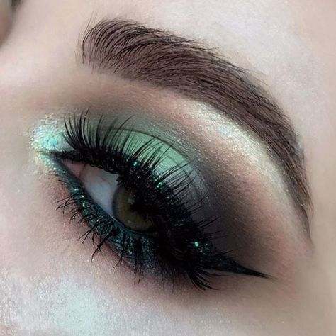 Slytherin Makeup Eye, Slytherin Inspired Makeup, Slytherin Eye Makeup, Slytherin Nails Aesthetic, Yule Ball Makeup, Slytherin Makeup Looks, Slytherin Aesthetic Nails, Slytherin Inspired Nails, Dark Green Makeup Looks