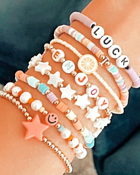 Preppy Pfp Bracelets, Preppy Bracelets Pfp, Beaded Jewelry Preppy, Aesthetic Preppy Drawings, Braclet Ideas Clay Bead Preppy, Preppy Brackets, Braslets Beads Aesthetic, Braslets Designs, Soco Bracelets