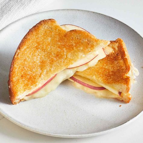 Few things satisfy as deeply as sinking teeth into a butter-crusted grilled cheese. Grilled Cheese Recipes Easy, Easy Grilled Cheese, Sandwiches Lunch, Best Apple Recipes, Fall Apple Recipes, Making Grilled Cheese, Classic Grilled Cheese, Butter Crust, Recipes Sandwiches