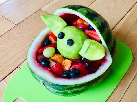 Grogu Dessert, Star Wars Watermelon, Easy Grogu Cake, Mandalorian Food Ideas, Grogu Food, Mandalorian Food, Grogu Birthday, Mandalorian Party, Mandalorian Birthday