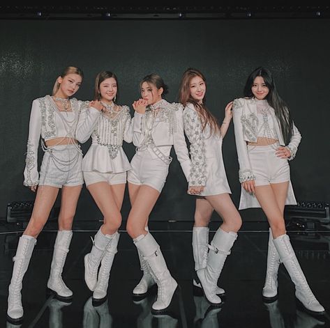 Ryujin Chaeryeong Yuna, Lia Ryujin Chaeryeong, Korean Outfits Kpop, Korean Dance, Outfit Korean, Itzy Yeji, Model Poses Photography, White Outfit, Stage Outfits