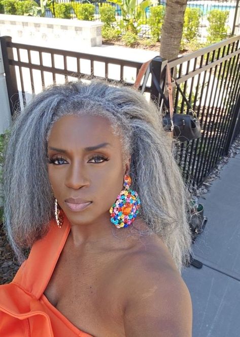 Middle Aged Black Woman, Old Lady Hairstyles, Older Black Woman, Grey Hair Don't Care, Silver Haired Beauties, Gorgeous Gray Hair, Grey Hair Inspiration, Trendy Haircuts For Women, Beautiful Gray Hair