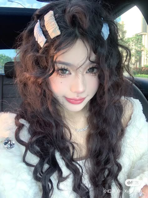 Douyin Curly Hair, Pelo Ulzzang, Y2k Hairstyles, Cute Curly Hairstyles, Curly Hair Styles Easy, Curly Hair Inspiration, Hair Up Styles, Back To School Hairstyles, Cute Box Braids Hairstyles