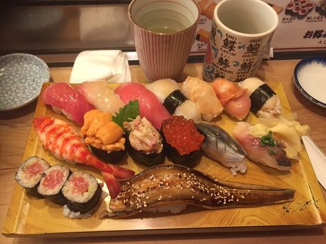 Sushi As Fresh As It Gets From Tsukiji Fish Market In Tokyo. Worth The 15 Hour Flight [OC] Sukiyaki Aesthetic, Tsukiji Fish Market, Food Quiz, Food Babe, French Toast Easy, Fish Market, Japan Food, Food Obsession, Cafe Food