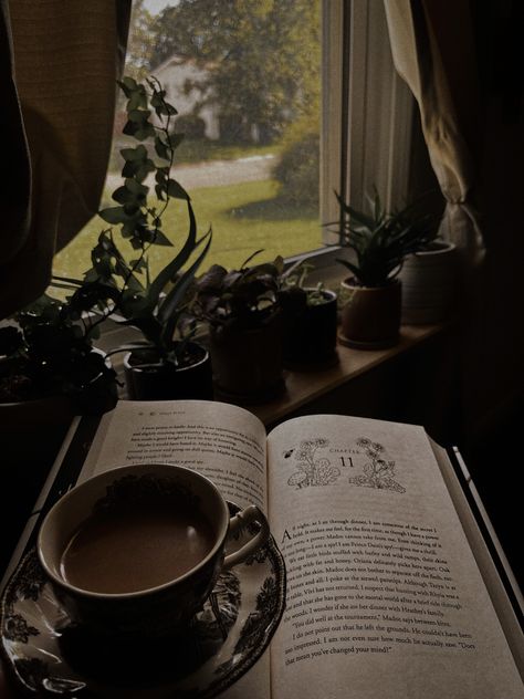 Coffee Dark Academia Aesthetic, Reading With Coffee Aesthetic, Julissa Aesthetic, Cozy Books Aesthetic, Dark Academia Cooking, Lori Core Aesthetic, Black Academic Aesthetic, Joan Core Aesthetic, Isabellecore Aesthetic