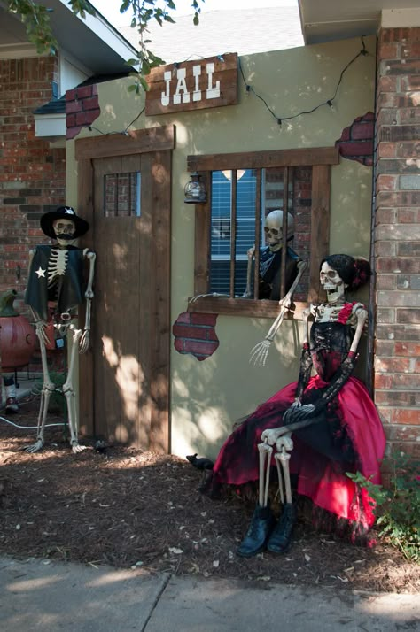 great idea for making false walls inbetween house & whatever. Wild West Halloween, Cowboy Halloween, Halloween Cowboy, Halloween Western, Halloween School Treats, Halloween Diy Outdoor, Halloween Outside, Fairy Halloween Costumes, Yard Haunt