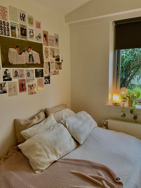 Picture Collage Above Bed, Above Bed Gallery Wall, Collage Above Bed, Bed Gallery Wall, Pictures Above Bed, Harry Coded, Soft Energy, Dorm Inspiration, Room Mom