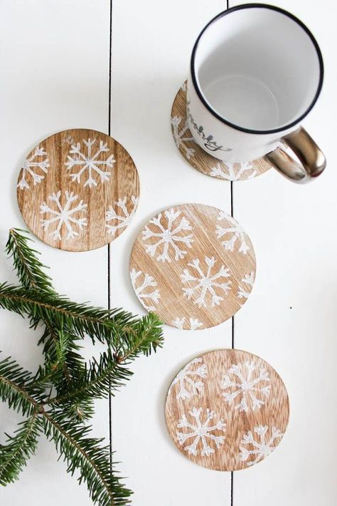 DIY Winter Snowflake Coasters via withinthegrove Decor After Christmas, Winter Decorating, Snow Flakes Diy, Winter Decorations Diy, Diy Winter, Christmas Coasters, Diy Coasters, Winter Snowflakes, Winter Home Decor