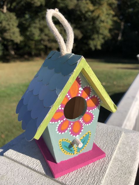 Painted mini birdhouse Rainbow Birdhouse, Bird Houses Diy Painted, Painted Birdhouses Ideas, Birdhouse Painting Ideas Easy, Painting Birdhouses Ideas Simple, Bird House Painting Ideas, Birdhouse Painting Ideas, Painting Birdhouses, Birdhouse Painting