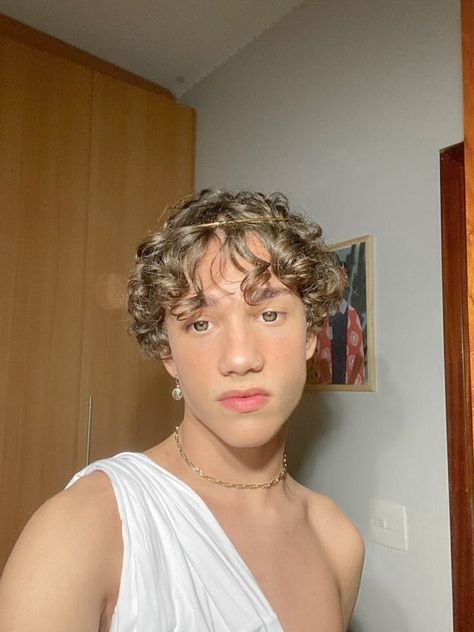 Curly Hair Costume Ideas, Male Angel Costume, Angel Costume Men, Greek God Costume Male, Male Halloween Costumes, Halloween Costumes Easy, Greek God Costume, Eve Costume, Angel Halloween