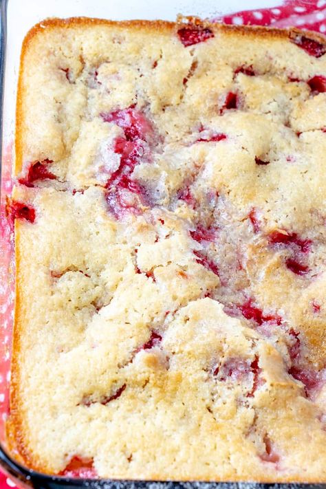 Strawberry Cobbler With Cake Mix Easy, Strawberry Poptart Cobbler Recipe, Bisquick Strawberry Cobbler, Strawberry Poptart Cobbler, Easy Strawberry Cobbler Simple, Strawberry Cobbler Recipes, Easy Summer Dishes, Strawberry Cobbler, Fresh Strawberry Recipes