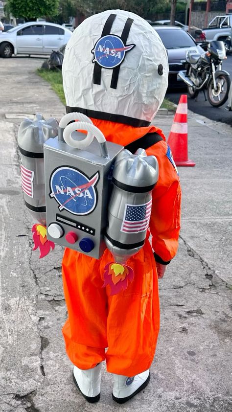 Astronaut Diy Costume, Astronaut Costume Diy Kids, Diy Astronaut Costume, Diy Astronaut, Astronaut Diy, Kids Astronaut Costume, Cardboard Rocket, Queen Of Halloween, Space Costumes