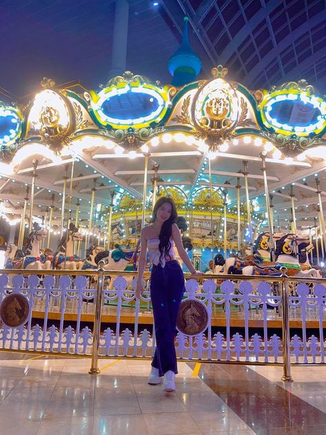 Carnival Photo Shoots, Korean Photography, Seoul Korea Travel, Chicago Aesthetic, Korean Photo, Lotte World, Travel Pictures Poses, Korea Travel, Photo Pose Style