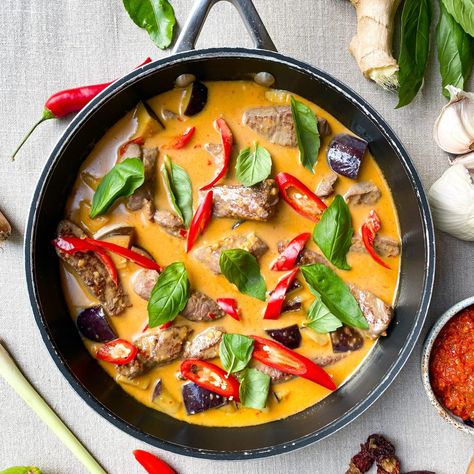 Thai Red Curry Beef, Thai Beef Curry, Thai Basil Beef, Small Rice Cooker, Beef Curry Recipe, Salmon Curry, Eat Thai, Red Curry Sauce, Thai Coconut Soup