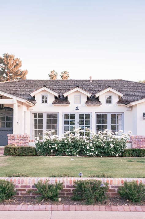 Spanish Ranch Exterior, California Ranch Style Homes Exterior, Arcadia Phoenix, Cottage Ranch, Modern Exteriors, Ranch Houses, Affordable Farmhouse, Front Landscape, Farmhouse Wall Sconces