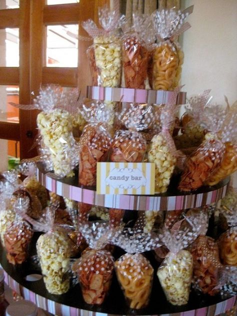 Mesas de dulces que debes tener en tu fiesta de XV años Three Tiered Tray, Bar Deco, Snack Table, Candy Table, Snacks Für Party, Candy Party, Sweet Table, Candy Buffet, Party Snacks