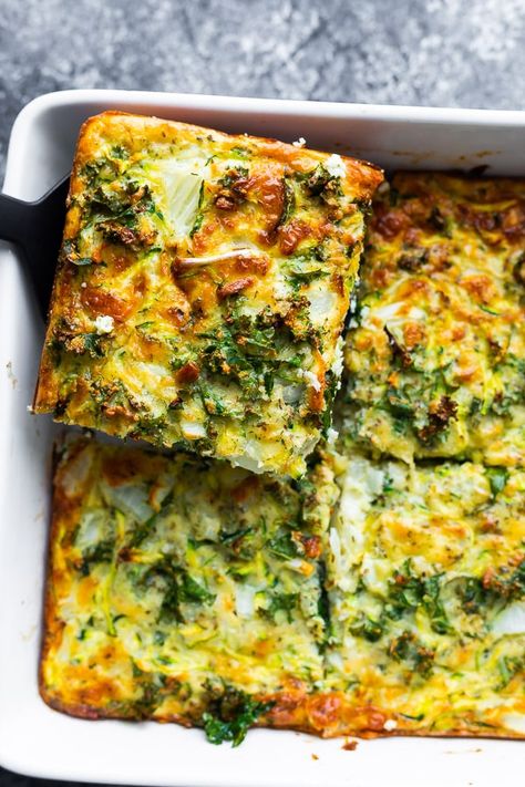 Herb & zucchini egg bake recipe is perfect for brunch or for meal prep! Loaded with veggies, herbs, cheese and a secret ingredient that prevents it from being too 'mushy' when reheating. Low carb and gluten-free! #sweetpeasandsaffron #mealprep #eggs #eggbake Kale Egg Bake, Preplanned Meals, Noom Breakfast, Zucchini Egg Bake, Egg Zucchini, Egg Bake Recipe, Zucchini Egg, Crockpot Meal Prep, Curried Sweet Potato Soup