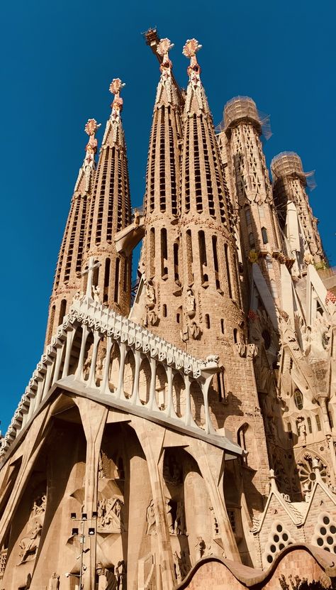 Sagrada Familia Aesthetic, Gaudi Art, Barcelona Itinerary, Gaudi Architecture, Barcelona Architecture, Gaudi Barcelona, Spain Aesthetic, Antonio Gaudí, Gothic Buildings