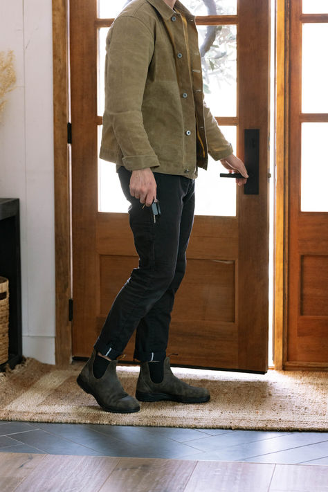 Stay warm and stylish this winter in your Blundstone chelsea boots. Male Blundstones Outfit, Men’s Heritage Style, Black Blundstone Outfit Men, Men’s Outdoor Outfits, Men Blundstone Outfit, Blundstone Men’s Outfits, Mens Blundstone Boots Outfit, Blundstone Boots Mens Outfit, Blundstone Outfit Mens