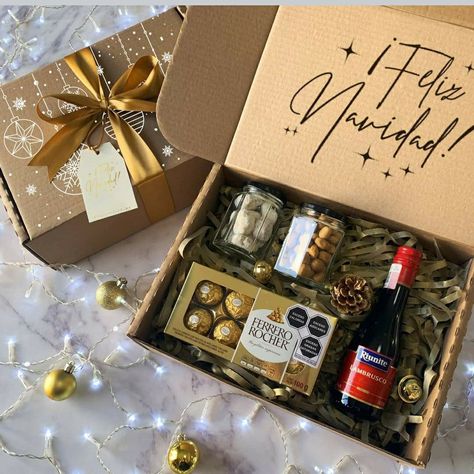 Gift Box With Wine And Chocolate, Christmas Chocolate Boxes Gift Ideas, Joululahjat Diy, Client Gift Box, Christmas Gift Hampers, Corporate Gift Baskets, Christmas Platter, Christmas Gift Exchange, Christmas Hamper