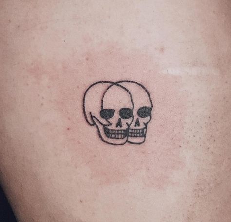 15 Tatuajes para dejar atrás tu imagen de “niña buena” Skull Tattoo Minimalist, Minimalist Skull Tattoo, Tiny Skull Tattoos, Mac Tattoo, Smaller Tattoos, Rock Tattoos, Small Dope Tattoos, Small Skull Tattoo, Indie Tattoo