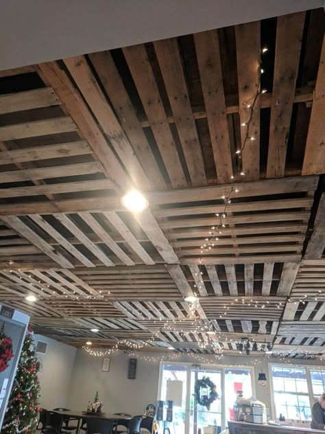 Pallet Ceiling Ideas, Western Ceiling Ideas, Diy Pallet Ceiling Ideas, Pallet Wood Ceiling, Pallet Board Ceiling, Pallet Wood Ceiling Ideas, Rustic Ceiling Ideas, Drop Ceiling Alternatives, Cheap Ceiling Covering Ideas