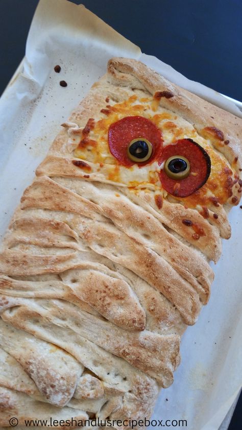 Mummified Stromboli - fun Halloween dinner idea that everyone will enjoy! Mummy Stromboli, Hor Devours, Savory Cake, Halloween Menu, Happy Haunting, Easy Halloween Food, Halloween Rocks, Picture Tutorial, Halloween 3