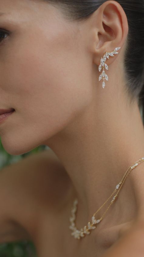 Discover breathtaking wedding jewelry ideas that will elevate your big day style! From elegant necklaces to sparkling earrings, our curated collection showcases stunning pieces that will complement any bridal look. Whether you prefer classic elegance or modern flair, find the perfect accents to enhance your wedding ensemble. Explore these inspiring jewelry options and make your special day even more unforgettable with the right finishing touches. Wedding Earring Ideas For Bride, Jewelry For Gold Dress, Formal Jewellery Gold, Gold Sparkly Earrings, Bridal Earings Idea, Formal Gold Jewelry, Yellow Gold Wedding Jewelry, Formal Jewelry Ideas, Make Up Prom Night