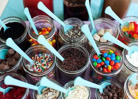 cute idea for an ice cream party - put all the toppings in mason jars (takes up less space too!) Diy Ice Cream Bar, Ice Cream Station, Sundae Party, Buffet Dessert, Ice Cream Sundae Bar, Buffet Party, Sundae Bar, Dessert Bar Wedding, Ice Cream Bar