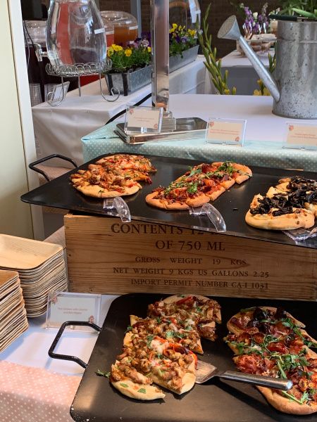 Pizza Display For Party, Flatbread Appetizers, Pizza Table, Grad Dinner, Pizza Display, Pizza Station, Paella Party, Nye 2023, Pizza Catering