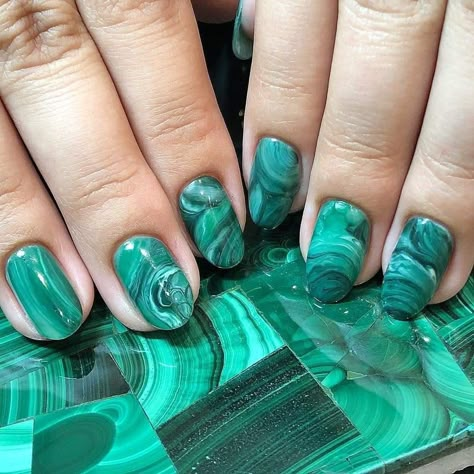 Green Gemstone Nails, Labradorite Nail Art, Crystal Nails Designs, Malachite Nails, Abalone Nails, Agate Nails, Gemstone Nail Art, Gemstone Nails, Stone Nails