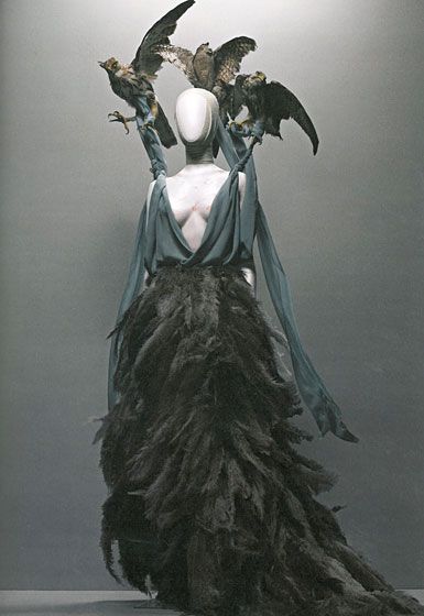 Alexander McQueen. amazing, stunning. his collection inspired by Hitchcock's "The Birds" Peoples Faces, Beauty Exhibition, Alexander Mcqueen Savage Beauty, Savage Beauty, Mcqueen Fashion, Ostrich Feathers, Samhain, Silk Skirt, Fantasy Fashion