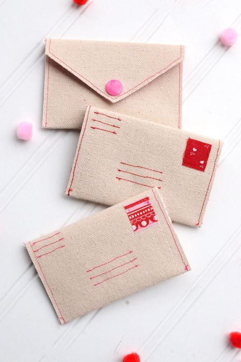 Love Letter DIY Gift Card Envelope – Free Sewing Pattern - Orange Bettie Envelope Pattern Printable, Letter Envelope Ideas, Love Letters Envelope, Sew Envelope, Valentines Sewing, Love Letter Ideas, Card Wallet Tutorial, Love Letter Envelope, Felt Envelope