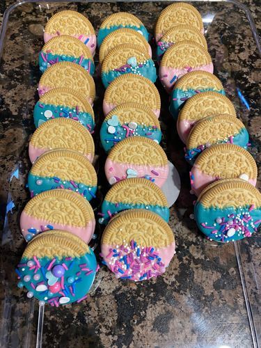 Unicorn Party Treats Ideas, Treats For Birthday Party Table, Lol Surprise Rice Krispie Treats, Gabbys Dollhouse Birthday Party Treats, Treat Stand Diy, Gabby’s Dollhouse Birthday Party Food, Gabby Dollhouse Birthday Treats, Cat Rice Krispy Treats, Gabby Cat Birthday Party Food