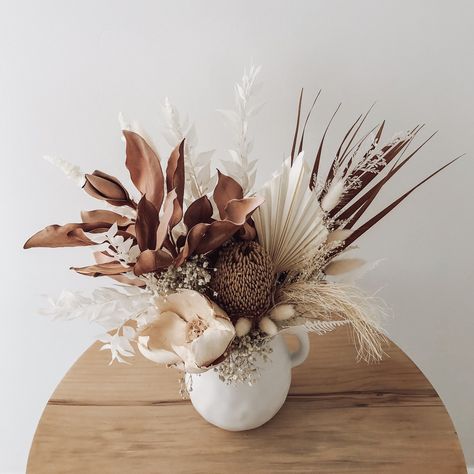 Boho Faux Flower Arrangements, Dry Flowers Centerpieces, Modern Dried Flower Arrangements, Dried Floral Arrangements Home Decor, Bohemian Floral Arrangements, White Dried Flower Arrangements, Dried Flowers Ideas Decor Vase, Small Dried Flower Arrangements, Boho Floral Arrangements