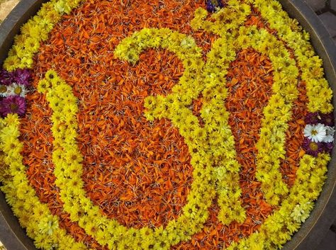 Water Rangoli, Mandala Traditional, Floating Flower Arrangements, Rangoli With Flowers, Rangoli Flower, Flower Rangoli Designs, Rangoli Designs For Diwali, Flower Carpet, Thali Decoration Ideas