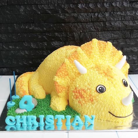 SweetPeach Cake on Instagram: “#triceratops #dinosaurcake #birthday #birthdaycake #cake #cakes #eeeats #f52grams #onthetable #baked #buttercream #foodporn #foodgasm…” Triceratops Cupcakes, Triceratops Cake Dinosaur Birthday, Triceratops Birthday Cake, Triceratops Cake, Dinosaur Cupcake Cake, Dinosaurs Cake, Dinasour Birthday, Dinosaur Cakes, Dinosaur Stuff