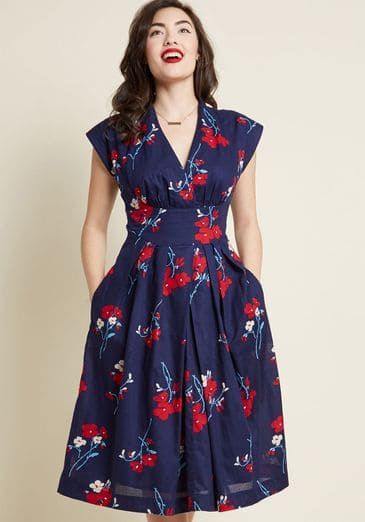 15 Flattering Summer Dresses for a Big Bust and Tummy That You Will Love Form Fitting Clothes, Surplice Neckline, Moda Vintage, Navy Dress, Inspired Dress, Outfit Casual, Modest Dresses, Floral Printed, Pleated Dress