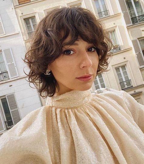 Curly Wavy Hair With Bangs, French Women Beauty, Short Curly Wavy Hair, Dana Foley, Wavy Hair With Bangs, French Girl Hair, Curly Wavy Hair, Low Maintenance Haircut, Shag Haircuts