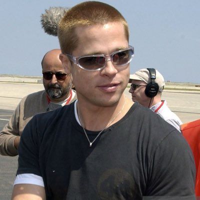 2000s Male Icons, Brad Pitt Buzzcut 90s, Buzz Cut Brad Pitt, Brad Pitt 00s, Brad Pitt Pfp, Brad Pitt 2000s, Brad Pitt Buzzcut, Buzz Cut Boys, Brad Pitt 90s